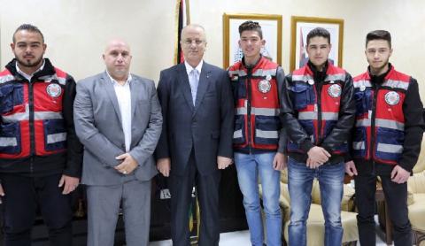 الحمد الله يلتقي وفدا من متطوعي الدفاع المدني في القدس