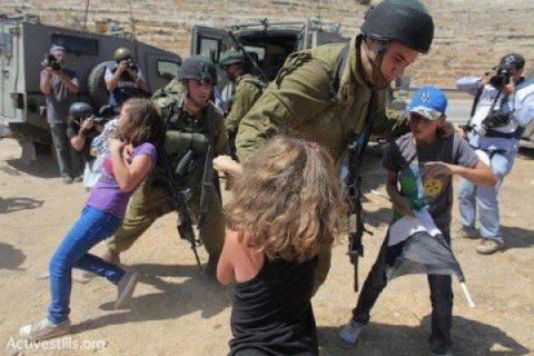 عهد التميمي تعمق وتثبت مرة اخرى تنكر الاحتلال الإسرائيلي لحقوق الأطفال الفلسطينيين