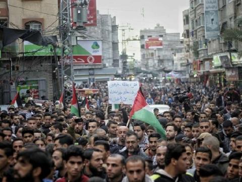 المركز الفلسطيني يدين حملة استدعاء النشطاء في غزة