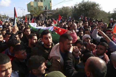 جماهير غفيرة تشيع جثمان الشهيد حسين عطالله