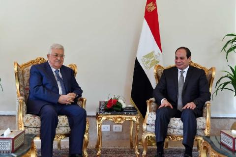 أبو مازن يتلقى اتصالا هاتفيا من نظيره المصري