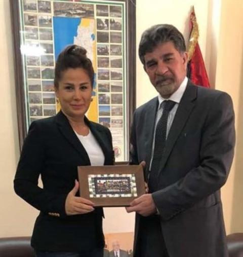 عبد الهادي يكرم الفنانة السورية ريم نصري تقديراً لمواقفها الوطنية والقومية