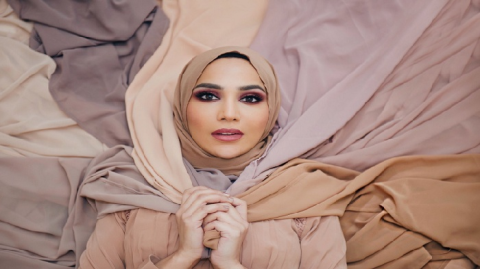 تغريدة “ضد إسرائيل“ تتسبب بانسحاب محجبة تروج لمستحضرات الشعر