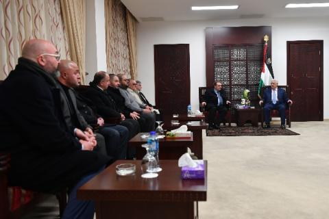 أبو مازن يستقبل عائلة المناضل غسان الشكعة
