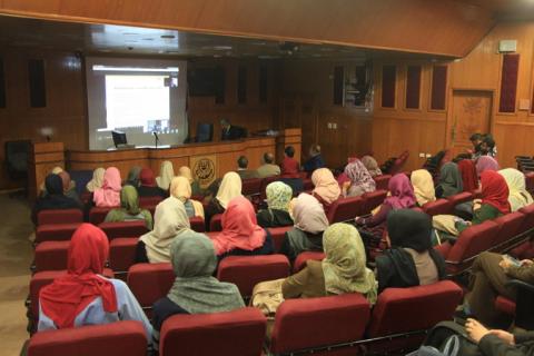 الجامعة الإسلامية يستضيف أكاديمي من جامعة ليدز في بريطانيا في محاضرة حول دور المترجم في تقييم النصوص المختلفة