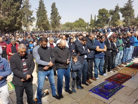 صور.. 50 الف مصلِ أدوا اليوم صلاة الجمعة في الاقصى المبارك