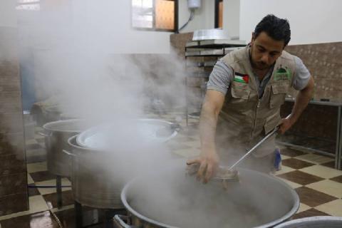 صور.. “تكية غزة الخيرية“ لكي لايكون في غزة جائع