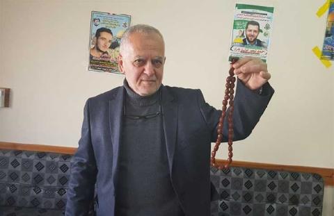 مسبحة من نواة الخوخ… حباتها تروي تاريخ الشعب الفلسطيني جيلا بعد جيل