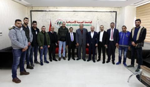 رئيس مجلس إدارة الجامعة العربية الامريكية يقدم منحة مالية سنوية لدعم صندوق الطالب المحتاج