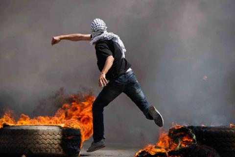 مواجهات مع الاحتلال على مدخل مخيم العروب