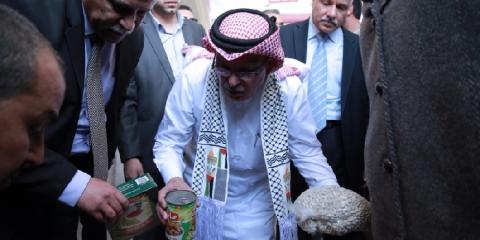 العمادي يشرف على توزيع المساعدات الغذائية والأغطية