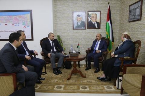 الوزير الحساينة يستقبل الوفد الأمني المصري