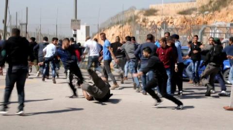 فيديو لسقوط احد جنود الاحتلال خلال مواجهات في قرية الولجة غرب القدس