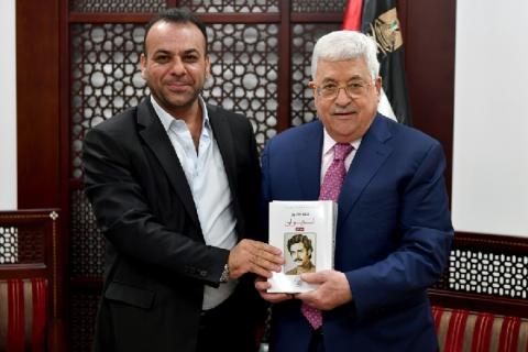 أبو مازن يتسلم الاعمال الكاملة للشاعر الكبير الراحل احمد دحبور