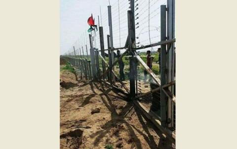 شبان يحطمون بوابة عسكرية اسرائيلية شرق خان يونس