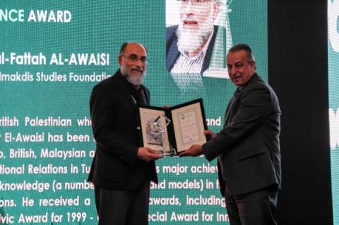 بروفيسور فلسطيني يهدي جائزة دولية للعلماء المعتقلين