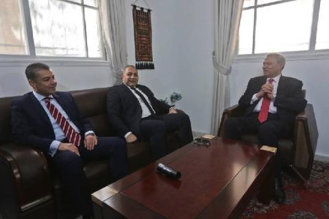 الوفد المصري يلتقي زياد أبو عمرو في غزة