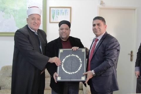 وزير الاوقاف يستلم ملفات تتعلق بالاملاك الوقفية في القدس