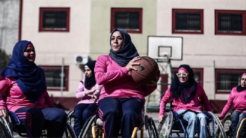 نساء في غزة يتحدين الإعاقة بكرة السلة