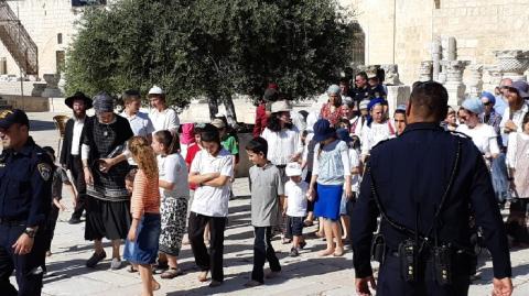 عشرات المستوطنين يقتحمون المسجد الاقصى