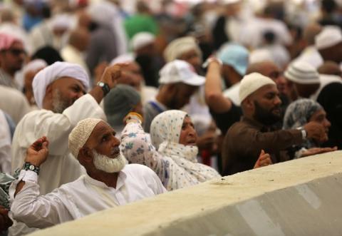 حجاج بيت الله الحرام يواصلون رمي الجمرات في ثاني أيام التشريق