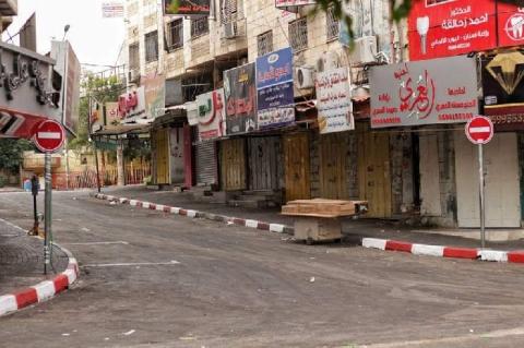 الخليل: الاحتلال يغلق المحال التجارية ويخلي المدارس بالبلدة القديمة