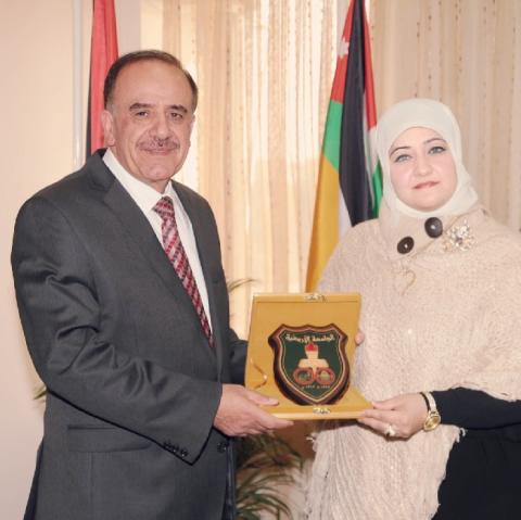 رئيس الجامعة الأردنيّة يكرّم الأديبة الشّعلان