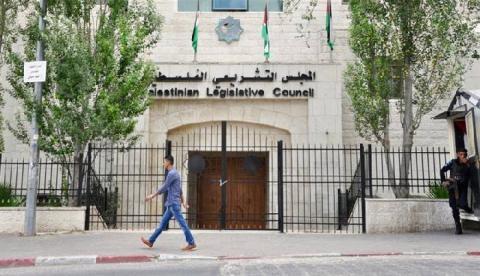 مدى دستوريته وتداعياته السلبية ديموقراطياً ووطنياً بعد قرار المحكمة الدستورية بحله