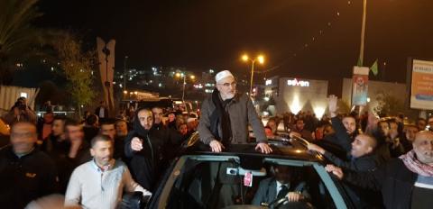 فيديو وصول الشيخ رائد صلاح إلى منزله في أم الفحم