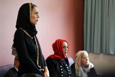 رئيسة وزراء نيوزيلندا ترتدي الحجاب وتتضامن مع ذوي الضحايا