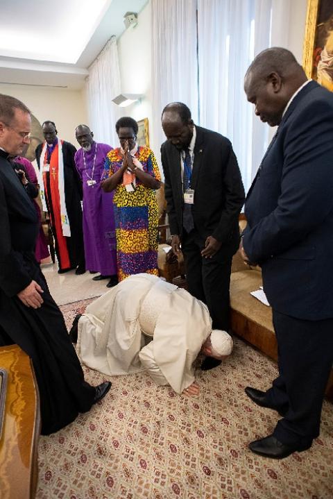 فيديو البابا فرنسيس يقبل أقدام قادة جنوب السودان
