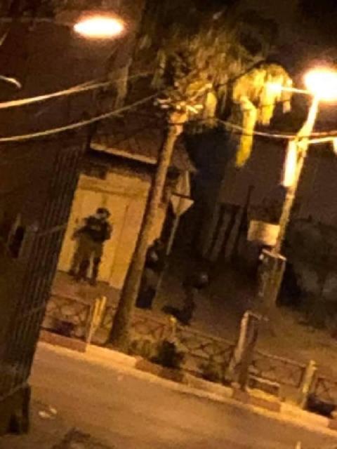 قوات الاحتلال تعتقل شاب من منزله في بلدة الخضر