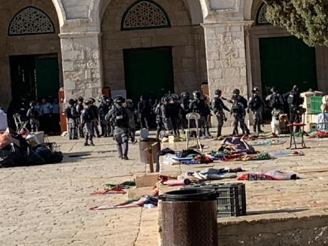 الاحتلال يبعد مرابطة مقدسية عن المسجد الأقصى 15 يوما