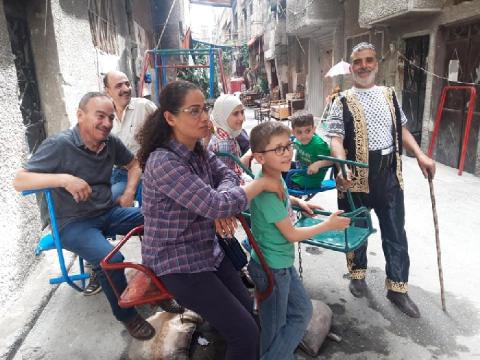 يحمل الجرح ويمضي