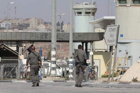 جنود الاحتلال ينكلون بمواطن من سيريس على حاجز زعترة