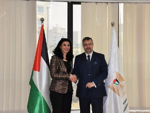 التشيك تؤكد على أهمية تعزيز وتطوير العلاقات الثنائية بين البلدين