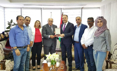 الجامعة العربية الأمريكية تسلم الهيئة العامة للإذاعة والتلفزيون الرسمي نسخة من أرشيف “مرقمن“