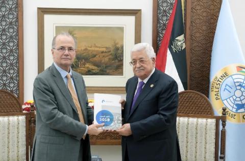 الرئيس عباس يتسلم التقرير السنوي لصندوق الاستثمار الفلسطيني