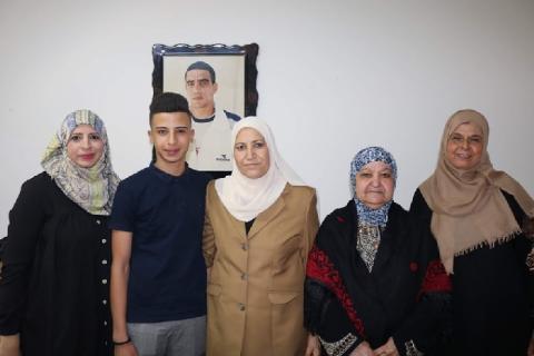 حمد تزور خنساء فلسطين وتبارك بالمولود المحرر