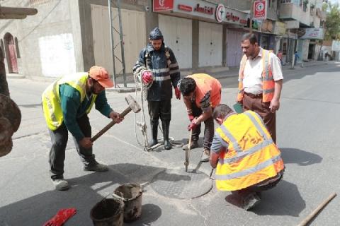 بلدية غزة تهيب بالمواطنين بضرورة الحفاظ على نظافة شبكات الصرف الصحي