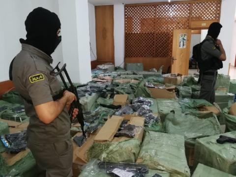 ضبط كميات كبيرة من الألعاب الخطيرة والممنوعة في الخليل