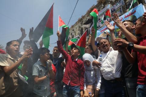 مظاهرات في الضفة والقطاع تحرق صور لترامب وعاهل البحرين
