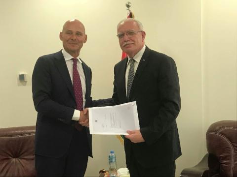 المالكي  يتسلم نسخة من أوراق اعتماد  ممثل مملكة هولندا الجديد