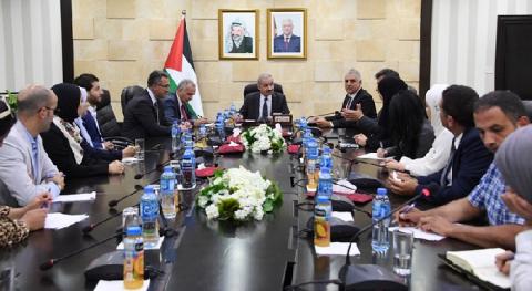 اشتية: الفلسطينيون واعون  لما يسهم بتعزيز اقتصادهم وما ينتقص من حقوقهم