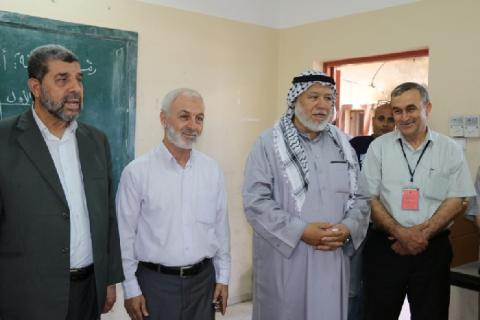 نواب محافظة غزة يتفقدون مراكز تصحيح امتحانات الثانوية العامة
