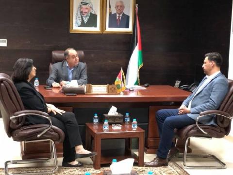 وفد من صندوق التشغيل ينظم جولة عمل في محافظة نابلس ويلتقى المحافظ ونائبه