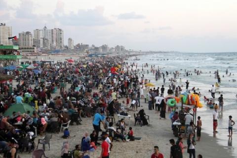 تحذيرات تلوث بحر غزة لم تنفر مصطافيه
