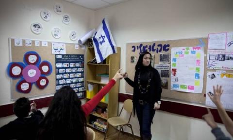 ابتزاز طلاب فلسطينيين لتحويلهم إلى سفراء للصهيونية في العالم