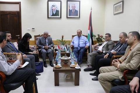 أبو مويس يبحث تعزيز التعاون مع ممثل جمهورية سنغافورة