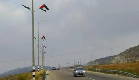 الاحتلال يزيل أعلام فلسطين من بلدة العيساوية